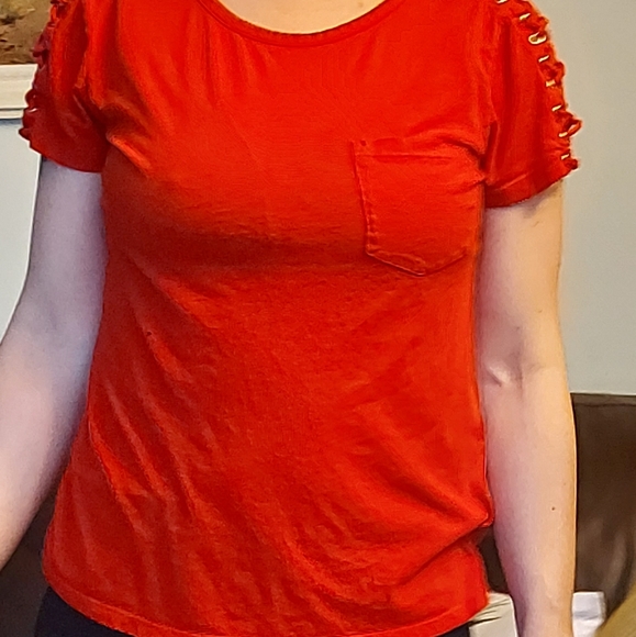 Red Guess t-shirt - Picture 6 of 10